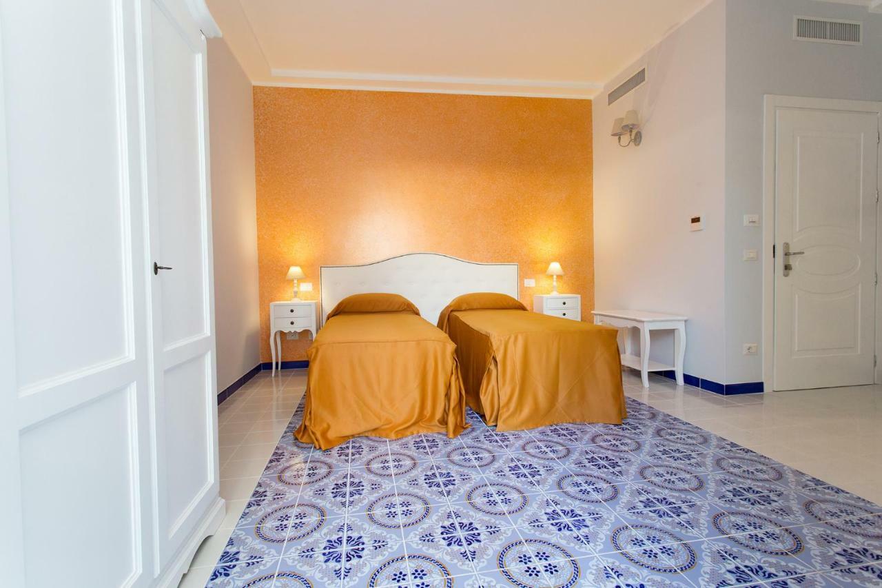 ליפארי Odysseus Hotel מראה חיצוני תמונה